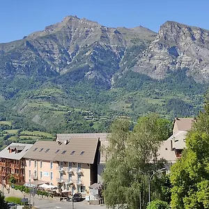 https://les-fauvettes.fr-provencehotel.com